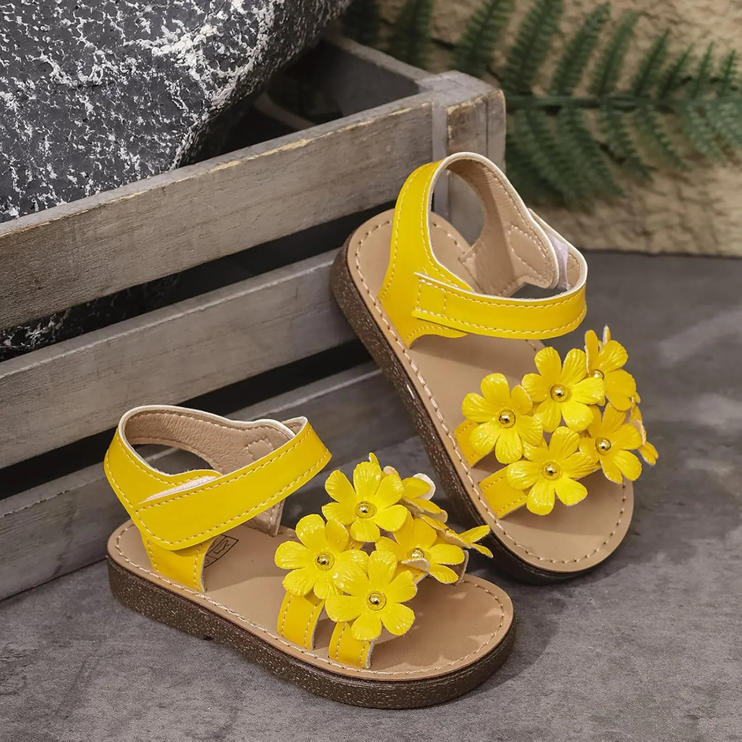Girls Flat Sandals with Adjustable Ankle Strap Girls Shoes Comfortable Soft Bottom Open Toe Sandals Fashionable Flower Princess Casual Double Slip On Slide