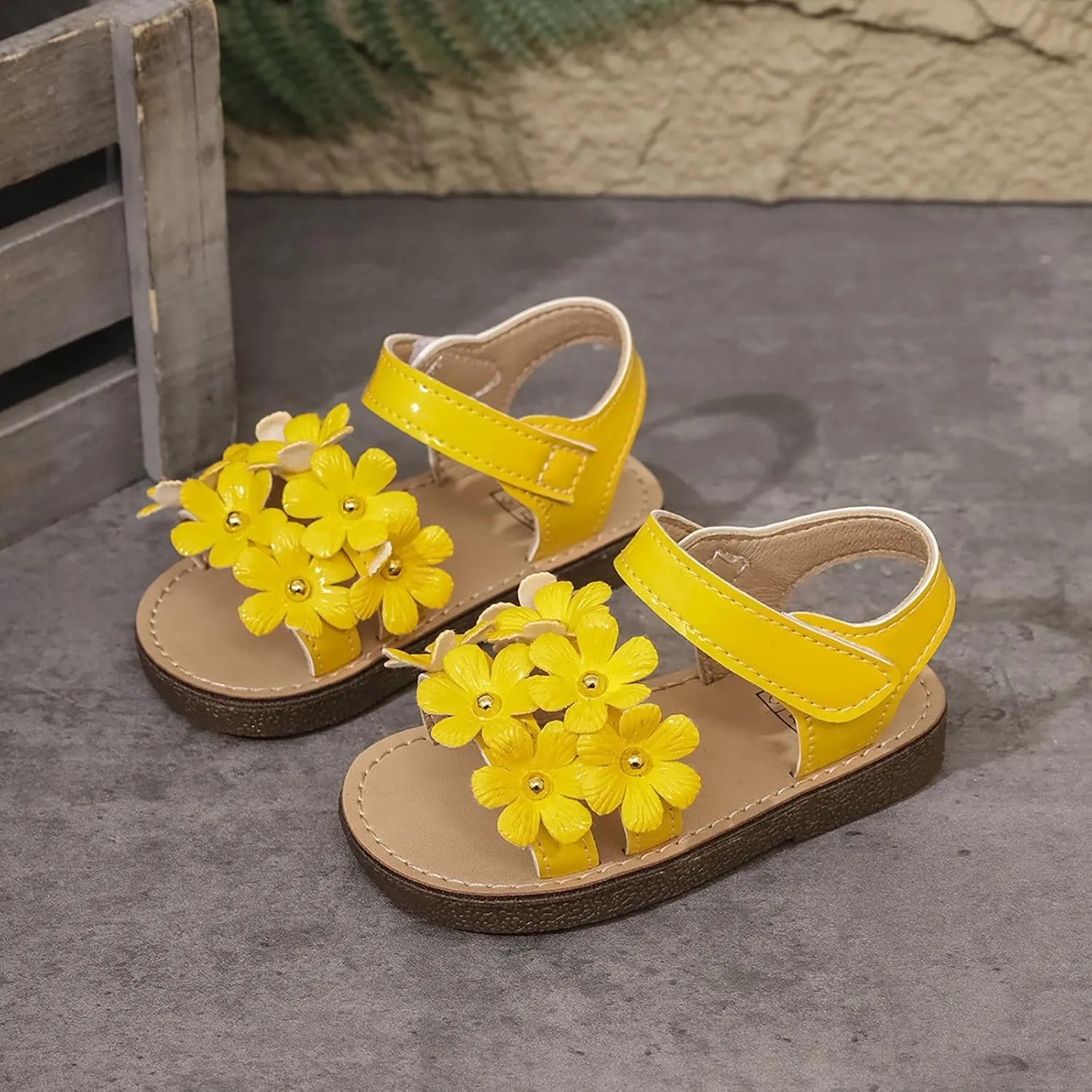 Girls Flat Sandals with Adjustable Ankle Strap Girls Shoes Comfortable Soft Bottom Open Toe Sandals Fashionable Flower Princess Casual Double Slip On Slide