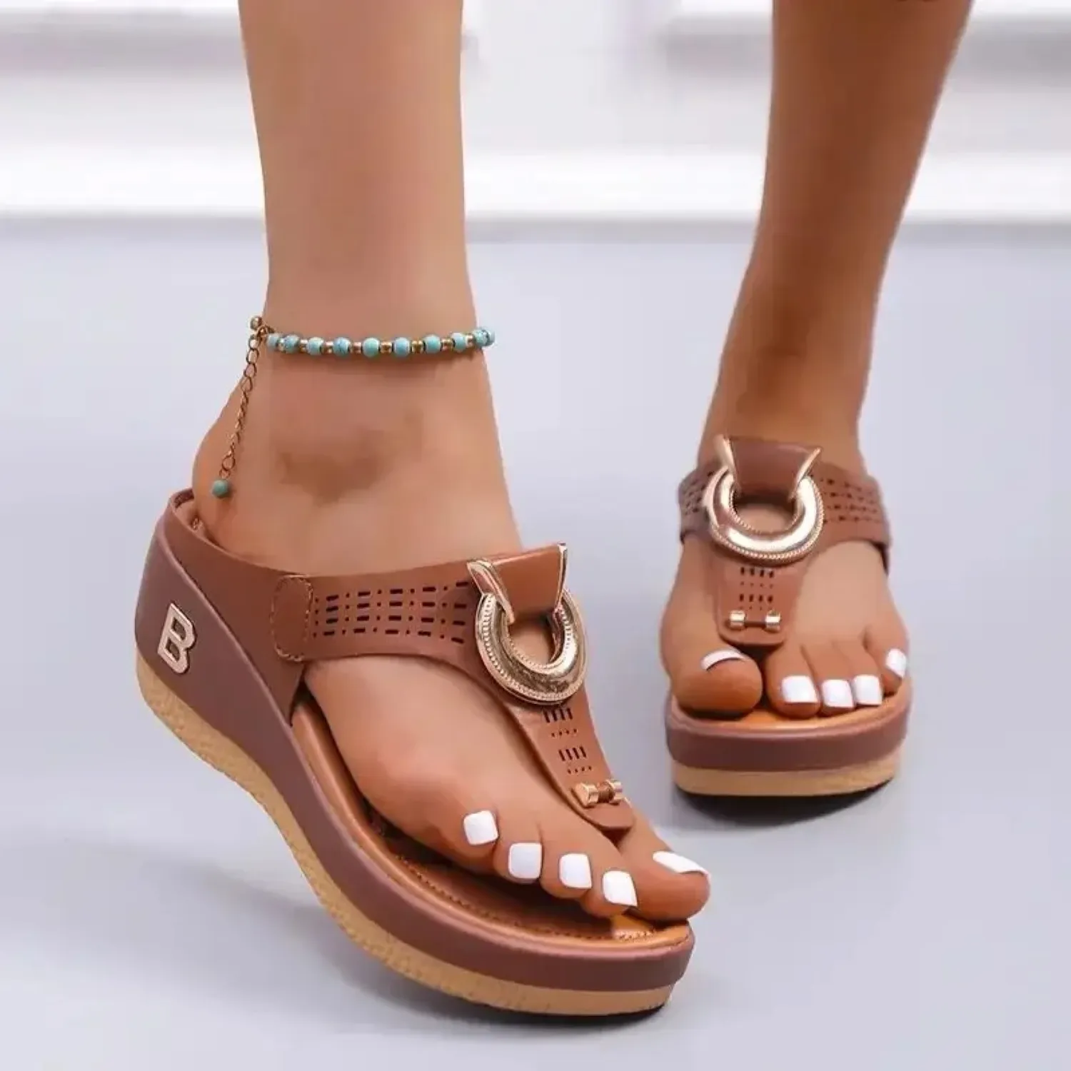 Relaxed and versatile orthopedic Sandals