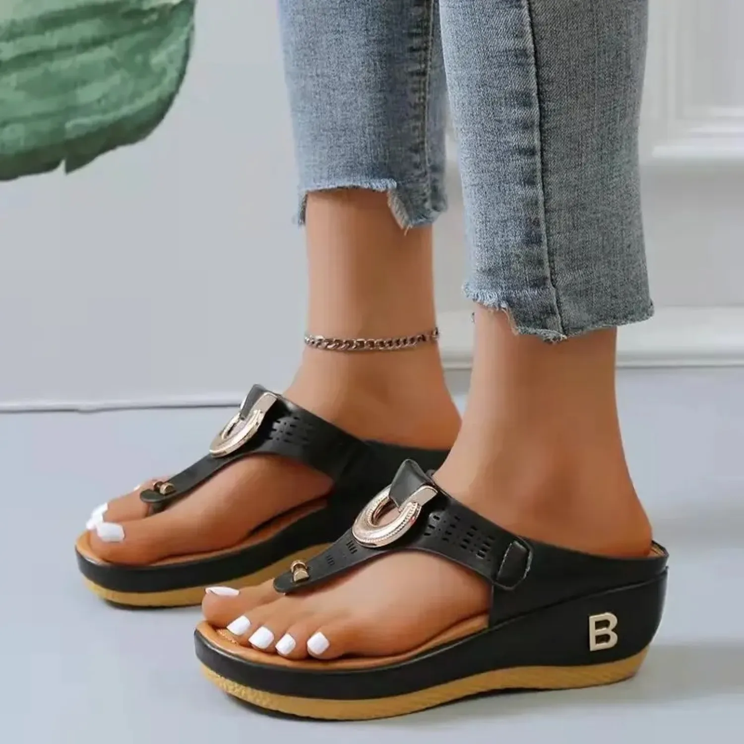 Relaxed and versatile orthopedic Sandals