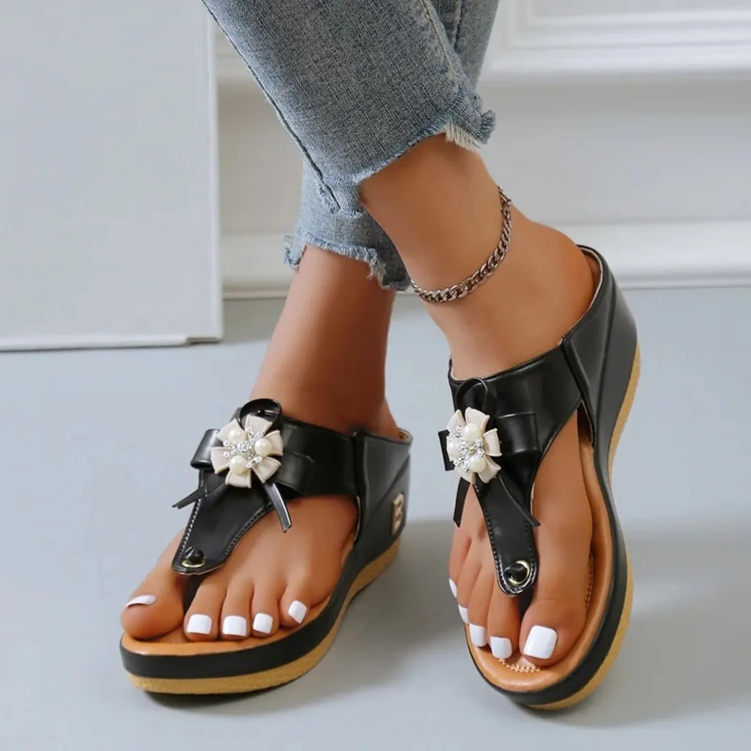 Relaxed and versatile orthopedic Sandals