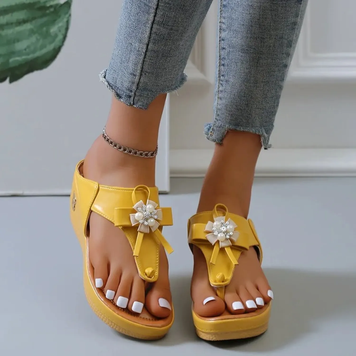 Relaxed and versatile orthopedic Sandals
