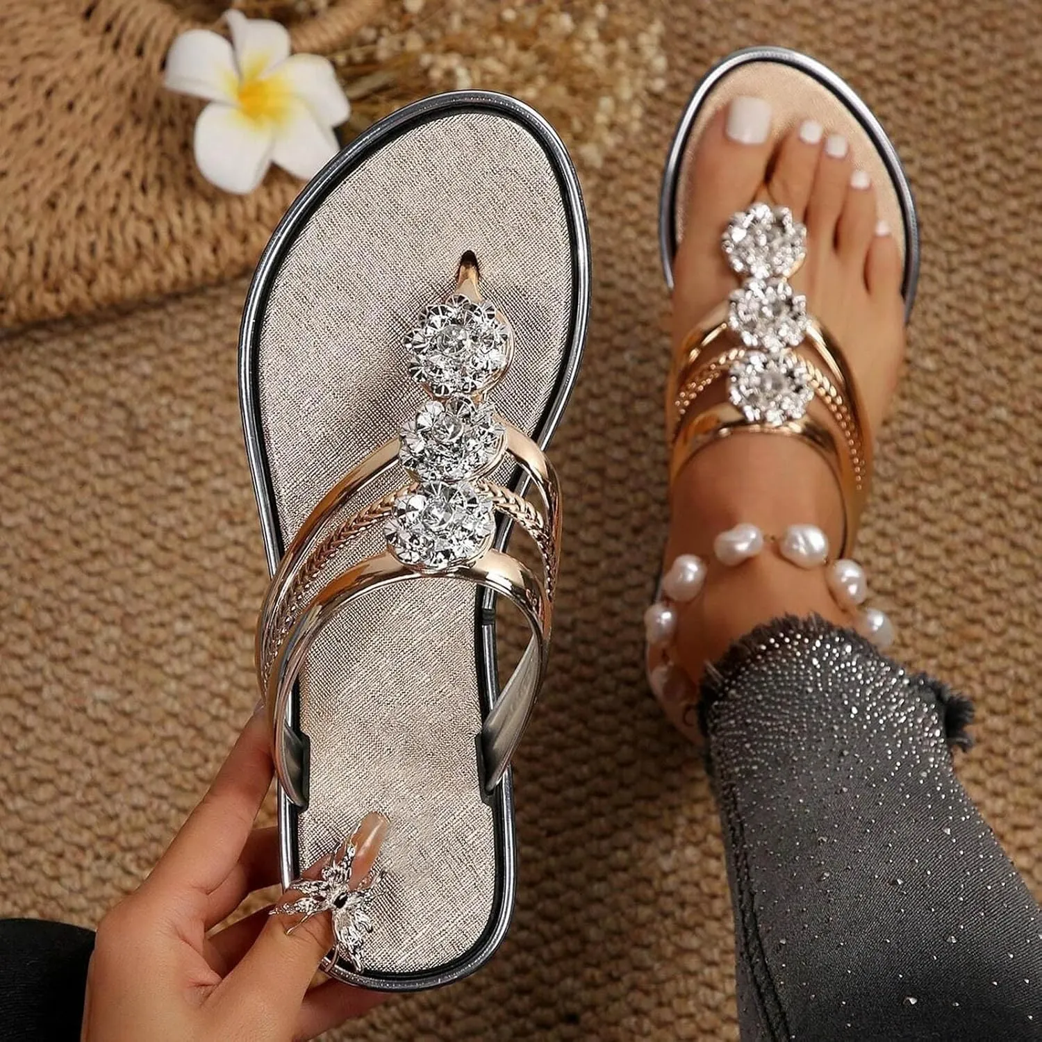 ZWRXW Women's Flat Sandals Glitter Shiny Slide Sandals Slip On Flip Flop Sandal Fashion Dressy Thong Sandal Comfortable Bohemian Flats Slippers Summer Walking Beach Shoes
